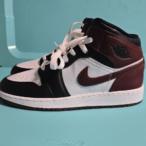 Nike Air Jordan 1 Mid SE Sneakers-Youth Size 6-NWOT